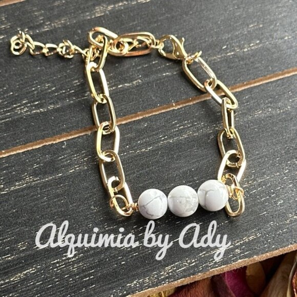 Gold curb ling bracelet with white howlite bar - Picture 2 of 2